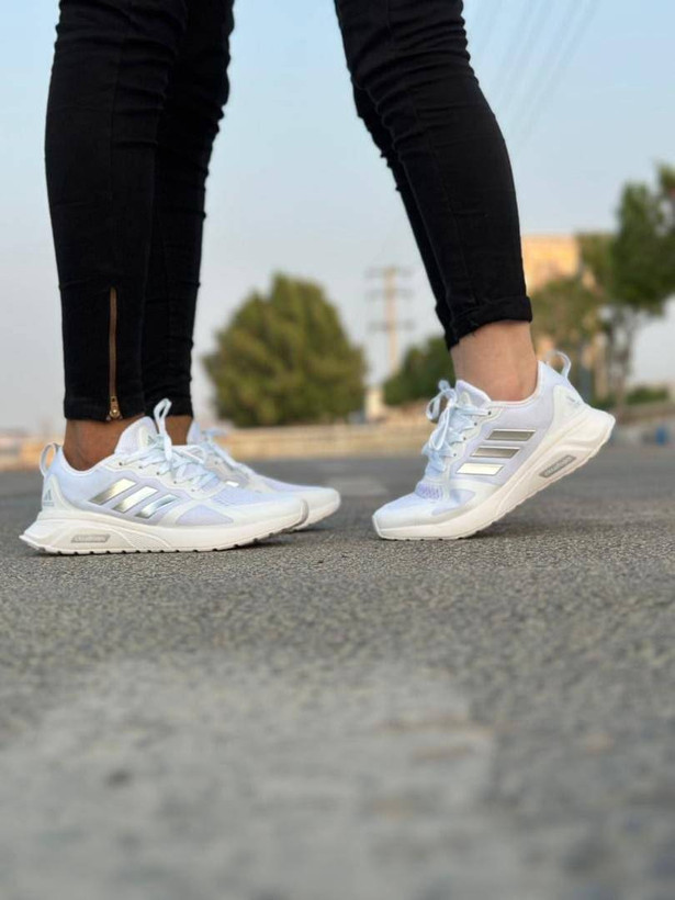 کفش کتانی وارداتی رانینگ و پیاده روی آدیداس مدل کلودفوم Adidas Cloudfoam سبک و تنفسپذیر (سفید نقره ای)