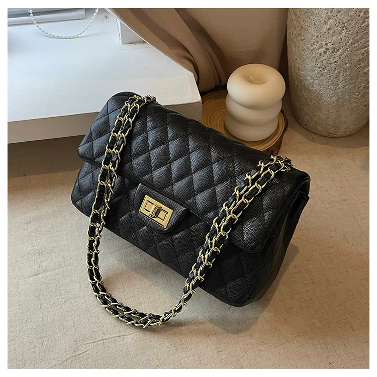 کیف وارداتی دوشی و دستی زنانه مدل کلاسیک دوزی چرم با قفل چرخشی و بند زنجیری (مشکی 1047)