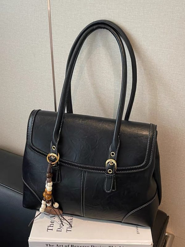 کیف وارداتی دوشی و دستی زنانه مدل وینتیج کلاسیک چرم با سگک فلزی و آویز سنتی (مشکی 1051)