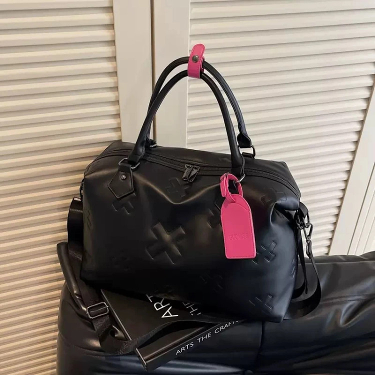 کیف وارداتی مسافرتی و ورزشی زنانه چرم طرح دارفال دستههای مقاوم و بند شانه قابل تنظیم (مشکی A59)