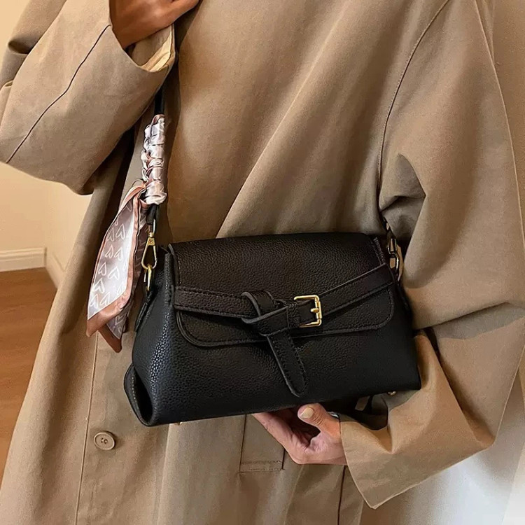 کیف وارداتی دستی و دوشی کراسبادی زنانه چرم طرح گره و سگک با دستمال گردنی (مشکی 1022)