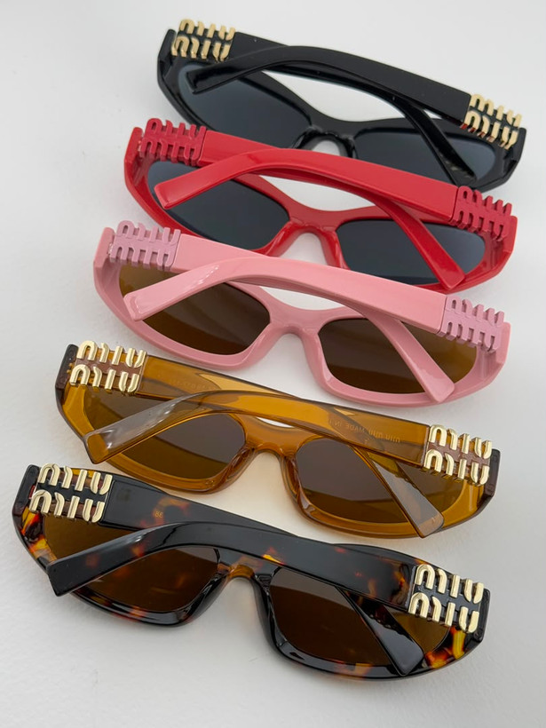 عینک وارداتی میومیو مدل کشیده فریم کائوچو UV400 Miu Miu (مشکی)