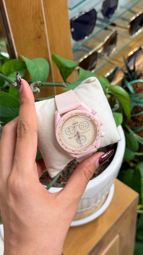 ساعت وارداتی امگا سواچ (مون سواچ) ماموریت به ونوس (زهره) Omega Swatch MoonSwatch Venus (صورتی)