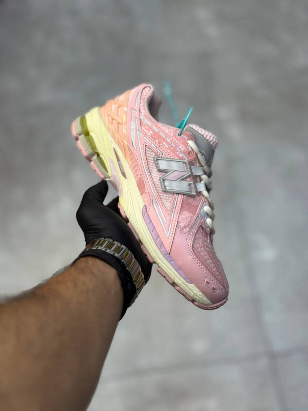 کفش کتونی وارداتی نیوبالانس ۱۹۰۶ آر New Balance 1906R (صورتی)