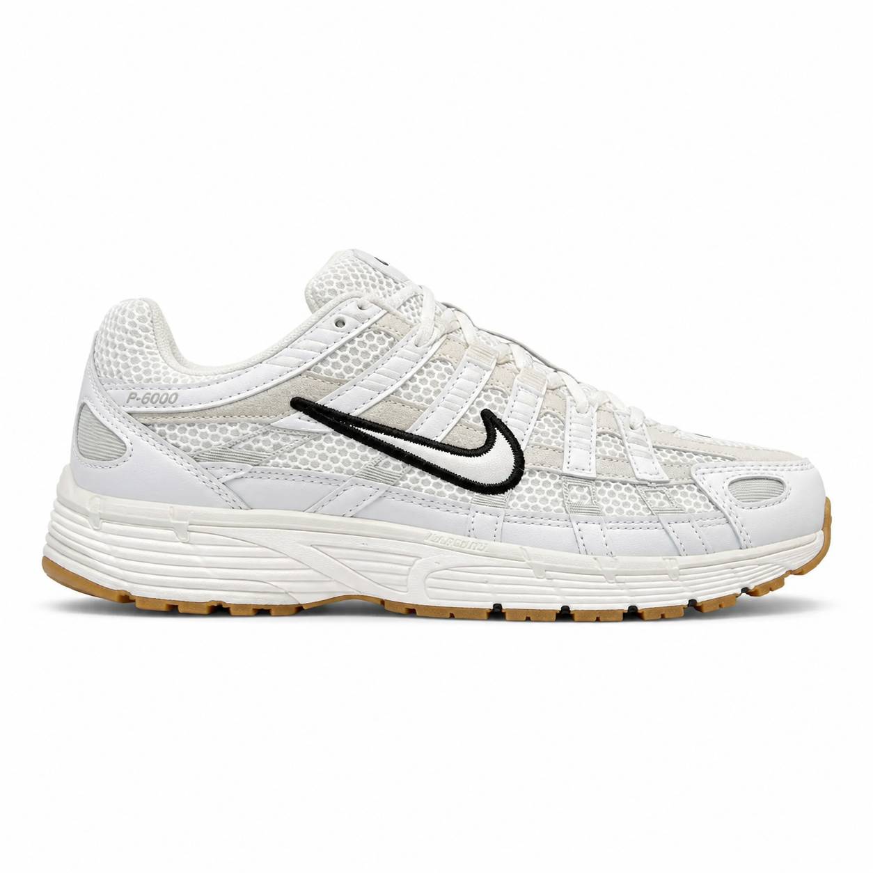 کفش کتانی وارداتی نایک مدل Nike P 6000 پیاده‌روی روزانه استایل‌های خیابانی (رنگ سفید یخی با جزئیات آبی ملایم)