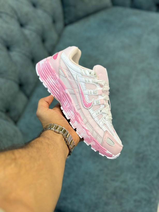 کفش کتانی وارداتی نایک مدل Nike P 6000 پیادهروی روزانه استایلهای خیابانی (رنگ سفید یخی با جزئیات آبی ملایم)