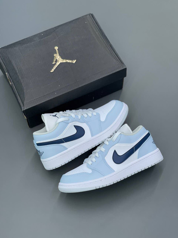 کفش نایکی ایر جردن ۱ لو رنگ Nike Air Jordan 1 Low (آبی آسمانی و سرمهای)
