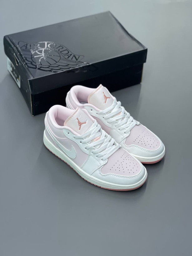 کفش وارداتی نایکی ایر جردن ۱ لو Nike Air Jordan 1 Low (صورتی روشن و سفید)