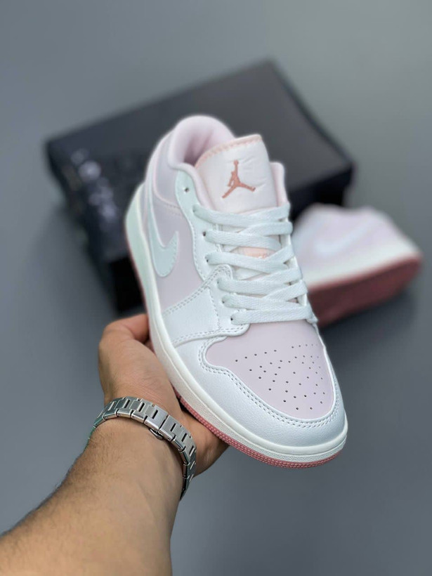 کفش وارداتی نایکی ایر جردن ۱ لو Nike Air Jordan 1 Low (صورتی روشن و سفید)