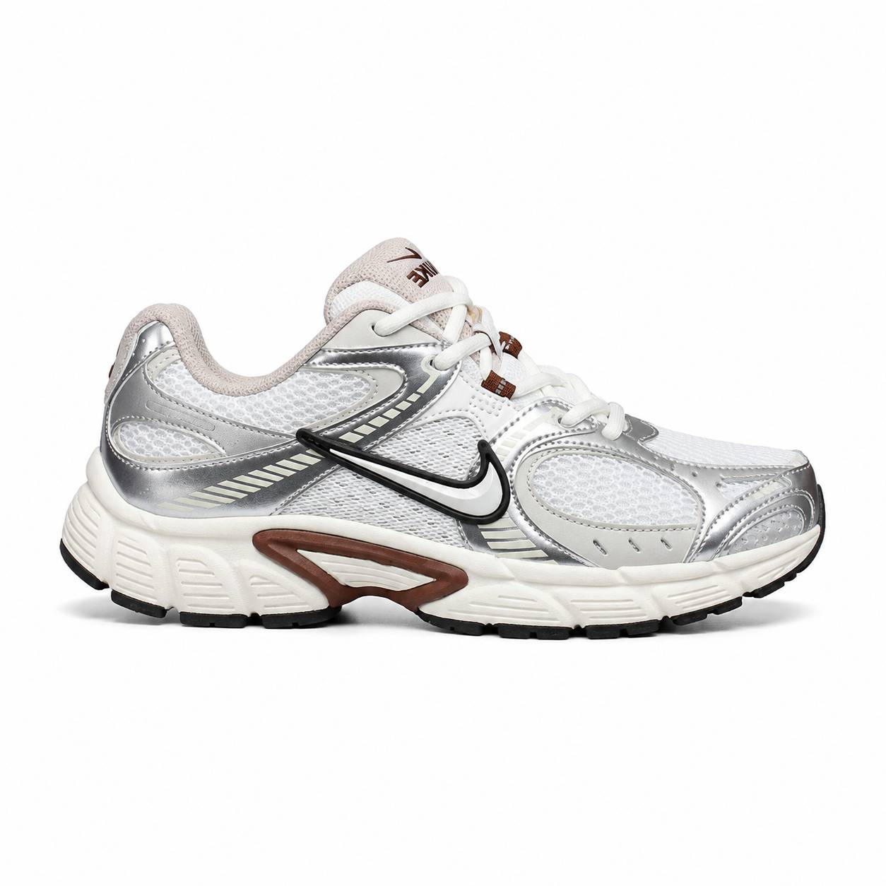 کفش وارداتی مخصوص پیاده‌روی و رانینگ نایکی Nike مدل P-6000 (کرم استخوانی و نقره‌ای متالیک با جزئیات موکا)