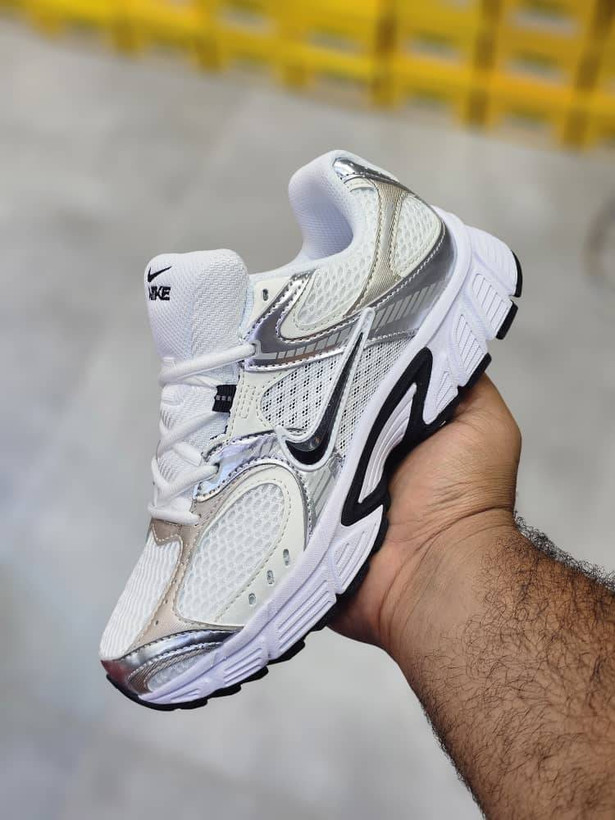 کفش وارداتی مخصوص پیادهروی و رانینگ نایکی Nike مدل P-6000 (سفید و نقرهای متالیک)