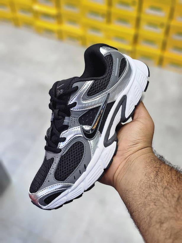 کفش وارداتی مخصوص پیادهروی و رانینگ نایکی Nike مدل P-6000 (مشکی و نقرهای متالیک)