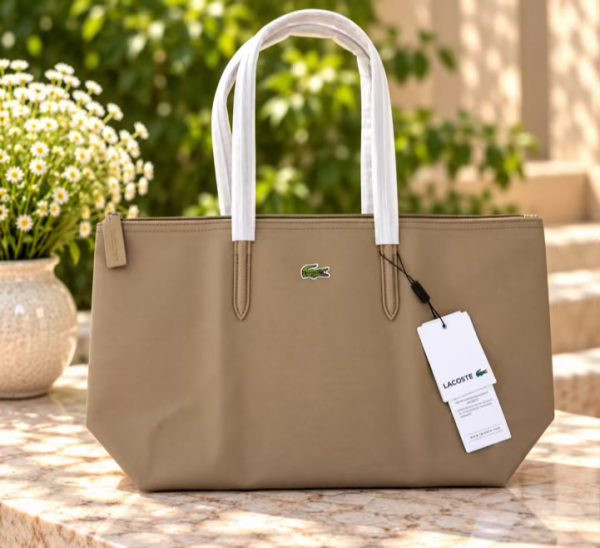 کیف وارداتی توت بگ و دوشی زنانه لاگوست زیپ دار (بژ 1073)