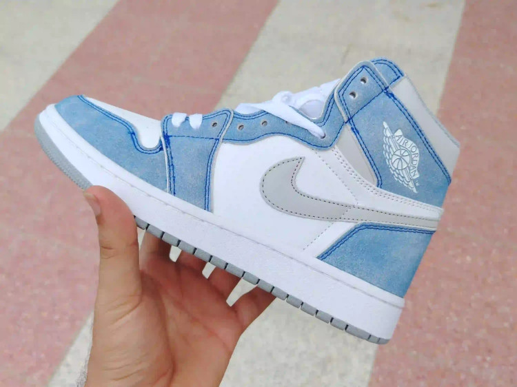 کفش وارداتی نایک ایر جردن1 های تاپ Nike Air Jordan1 High Top آبی سفید