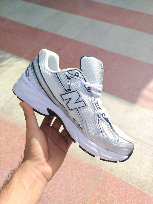 کفش وارداتی نیوبالانس 740 ( New Balance 740 ) سفید نقره ای جزئیات سرمه ای
