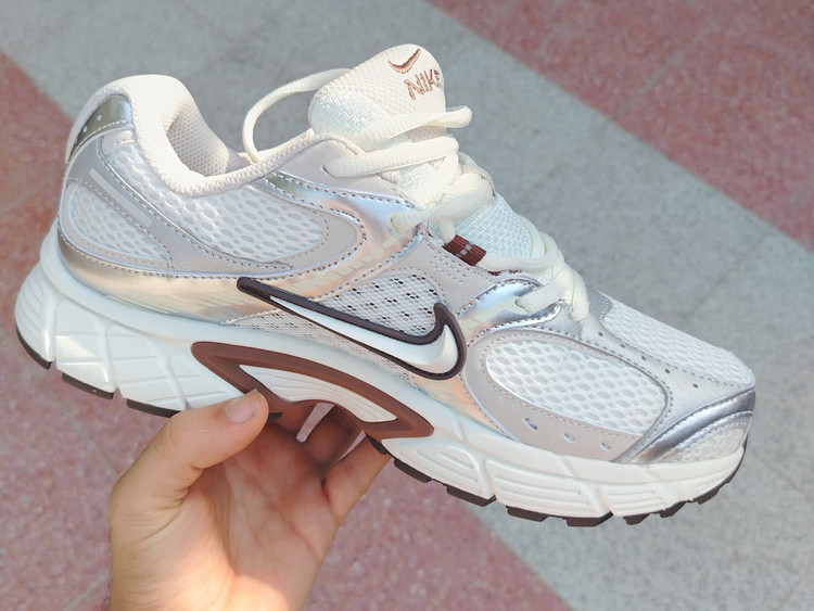 کفش وارداتی نایک وی فایو Nike V5 نقره ای سفید قهوه ای