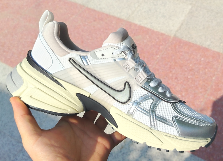 کفش وارداتی نایک وی تو کی Nike V2K سفید نقرهای کفی کرم