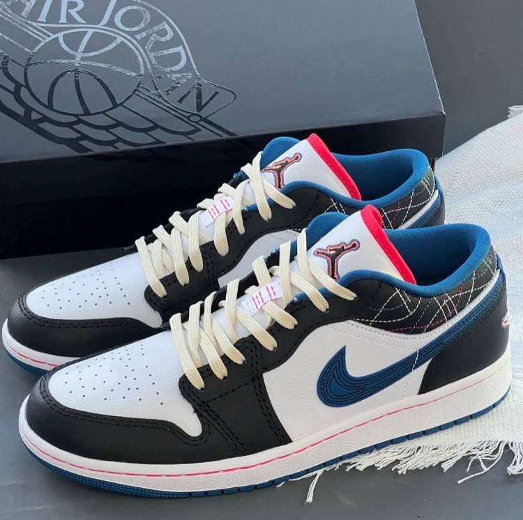 کفش کتانی وارداتی نایک ایر جردن 4 رترو Nike Air Jordan 4 Retro (مشکی سفید با لوگوی آبی)