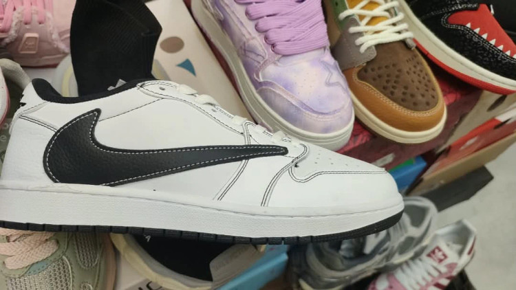 کفش کتانی وارداتی اسپرت مردانه نایکی ایر جردن لو Nike Air Jordan (سفید مشکی)