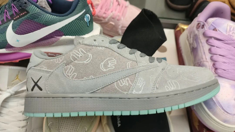 کفش کتانی وارداتی اسپرت و اسنیکرز مردانه نایکی ایر جردن لو Nike Air Jordan (خاکستری طرح گرافیکی)