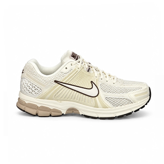 کفش وارداتی زنانه راحتی نایک زوم وومرو ۵ Nike Zoom Vomero 5 (شیری کرم روشن )