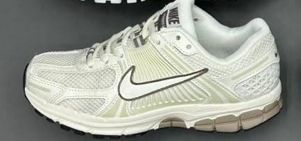 کفش وارداتی زنانه راحتی نایک زوم وومرو ۵ Nike Zoom Vomero 5 (شیری کرم روشن )