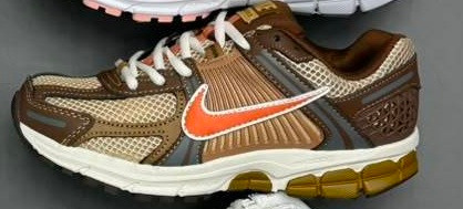 کفش وارداتی زنانه راحتی نایک زوم وومرو ۵ Nike Zoom Vomero 5 (قهوهای نارنجی )