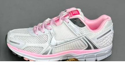 کفش وارداتی زنانه راحتی نایک زوم وومرو ۵ Nike Zoom Vomero 5 (سفید صورتی)