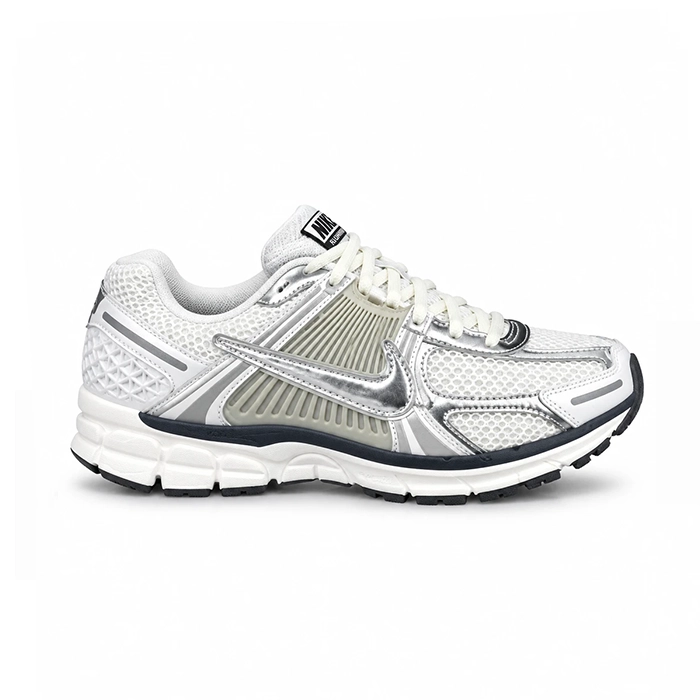 کفش وارداتی زنانه راحتی نایک زوم وومرو ۵ Nike Zoom Vomero 5 (سفید نقره‌ای)