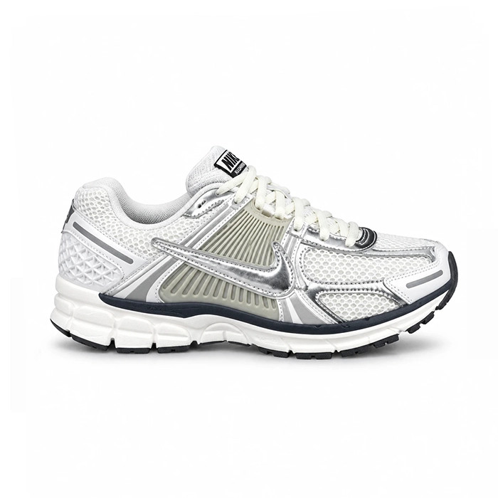 کفش وارداتی زنانه راحتی نایک زوم وومرو ۵ Nike Zoom Vomero 5 (سفید نقرهای)