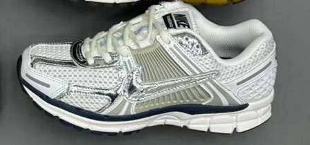 کفش وارداتی زنانه راحتی نایک زوم وومرو ۵ Nike Zoom Vomero 5 (سفید نقرهای)