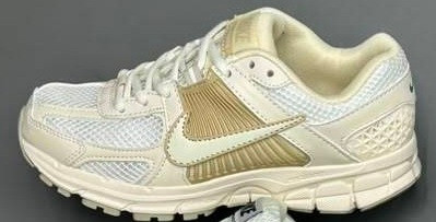 کفش وارداتی زنانه راحتی نایک زوم وومرو ۵ Nike Zoom Vomero 5 (کرم بژ )